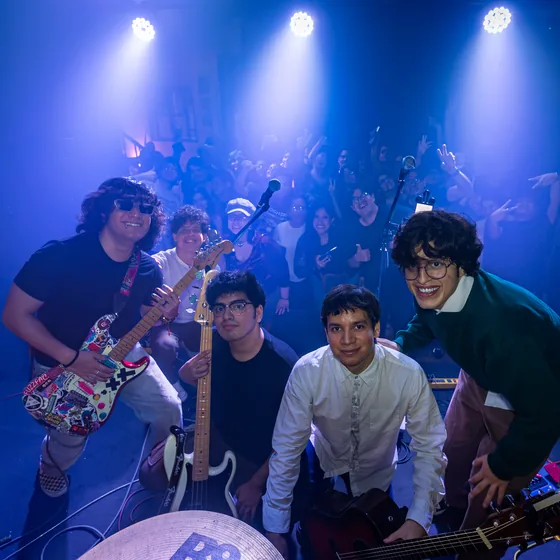 Fotofobia al completo con el público al final de un concierto