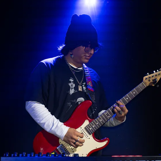 Guitarrista de Fotofobia con luz azul de escenario
