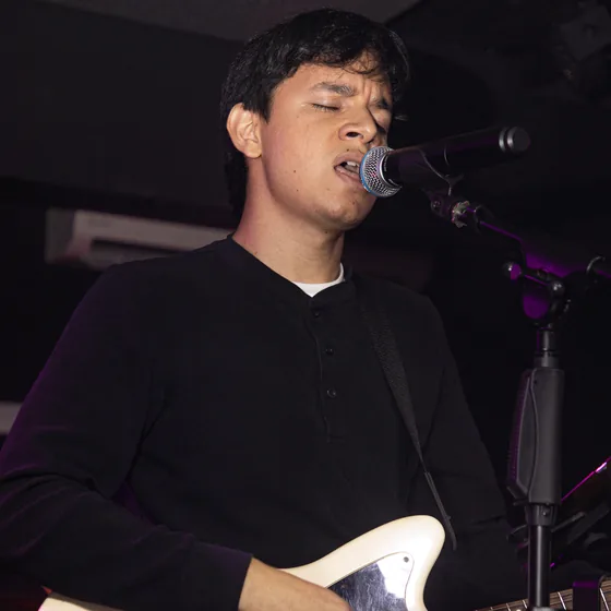 El vocalista de Fotofobia cantando al micrófono