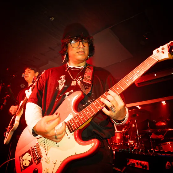 Guitarrista de Fotofobia bajo luces rojas