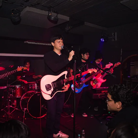 Fotofobia tocando con la banda completa